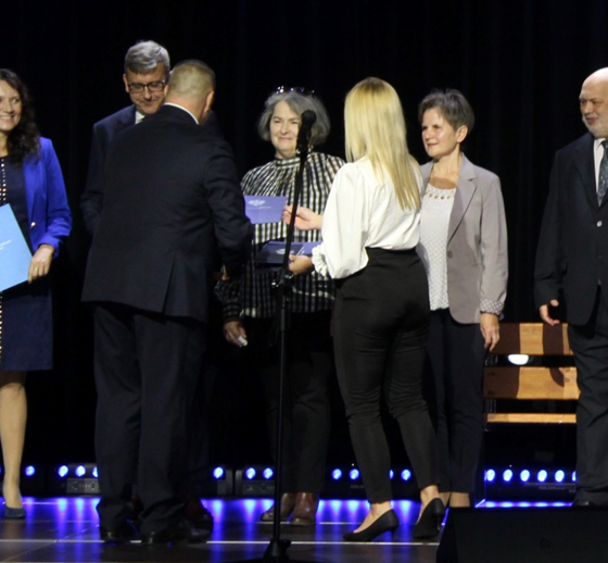 Opis zdjęcia: Wręczenie Nagrody Łódzkiego Kuratora Oświaty dla Pani Renaty Jach – (źródło: PPP w Opocznie)
