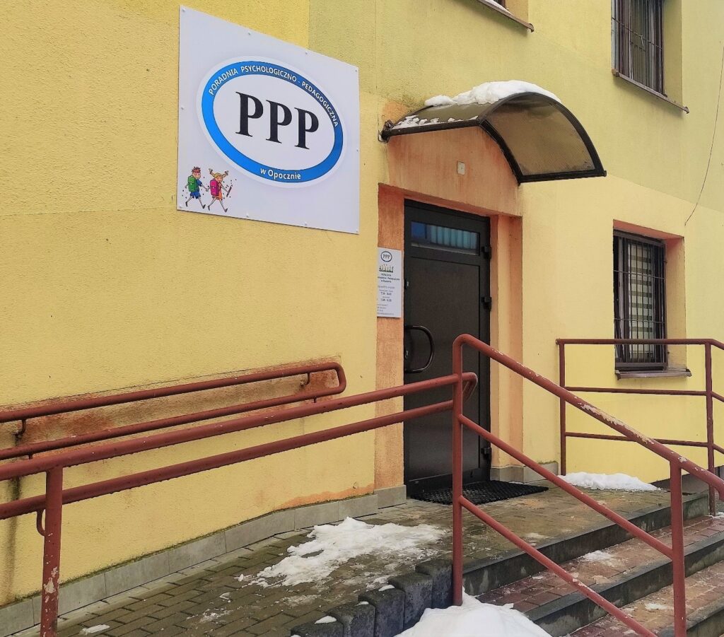 Opis zdjęcia: Wejście do Poradni Psychologiczno-Pedagogicznej w Opocznie . (źródło: PPP w Opocznie)