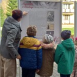 Dzieci oglądają wystawę Niepodległa w literaturze przed Regionalnym Centrum Kultury w Drzewicy