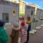 Dzieci oglądają wystawę Niepodległa w literaturze przed Regionalnym Centrum Kultury w Drzewicy.